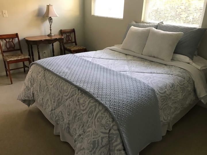 Queen size bed in bedroom 