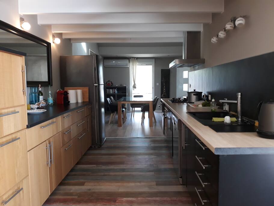 Cuisine tout équipée et salle à manger en arrière-plan