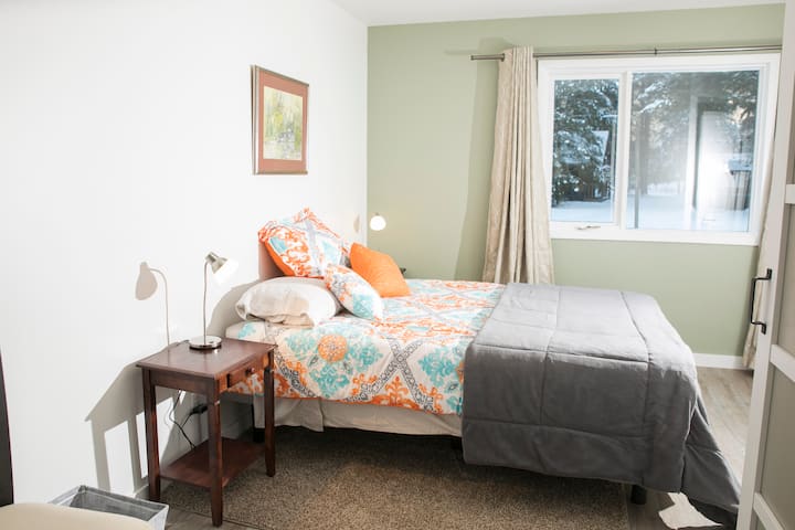 საძინებელი 1: საწოლი 152×203 სმ, დიდი ოთახი, საკუთარი სააბაზანოთი და მისაღები ზონით 