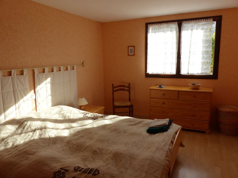 Bedroom with the large bed 2 places, window side/Chambre avec lits joints côté fenêtre