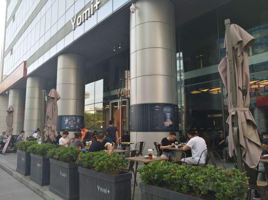 Coffee shop nearby, a good place for breakfast and meeting people