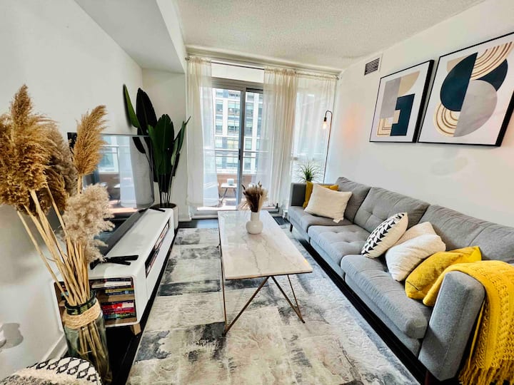 Modern 2 bed 2 bath condo near CN Tower Flats for Rent in Toronto