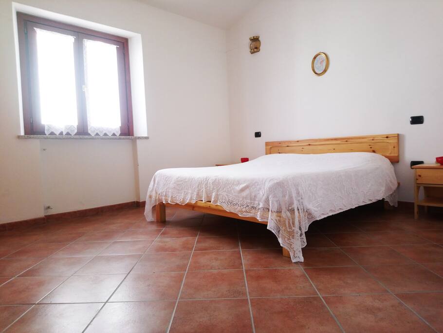 Ampia stanza in affitto con letto matrimoniale