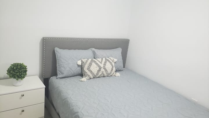 חדר שינה שני קטן ונעים עם מיטת קווין סייז.