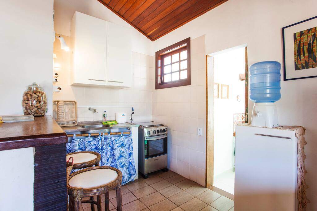 A cozinha básica mas com tudo em cima para um cozinheiro inspirado.
