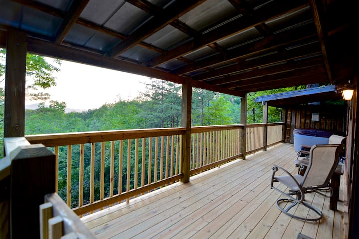 Spectacular Mountain View! Tiny Cabin! WiFi