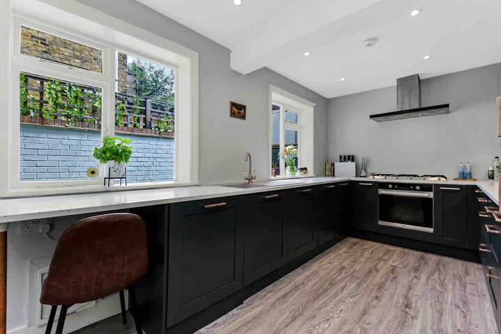 Spacious 4 Bedroom House on Central & Quiet Street gallery image 5