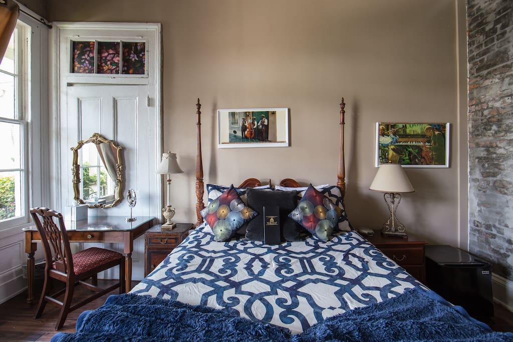 Jazz Room 2nd floor with private entrance, private bathroom, 1 memory foam queen bed, sleeps 2.