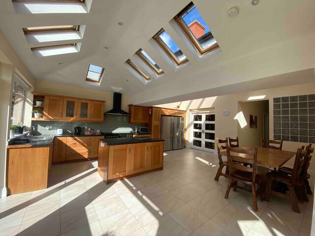 Dublin Gem: Parking, Sleeps 8 & Near City Centre