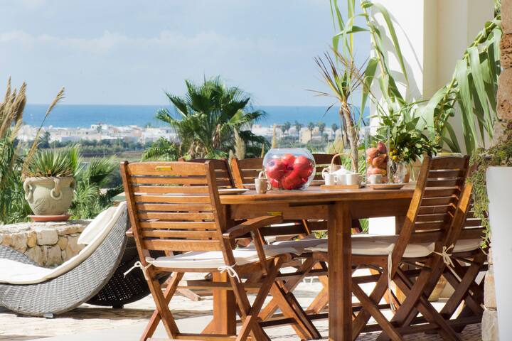 Villa with sea view in mediterranean garden gallery image 4