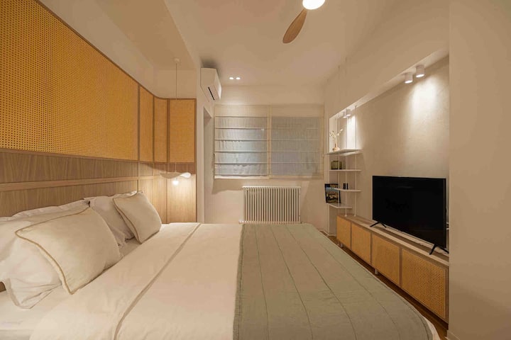 ห้องนอนที่ 2 มีเตียง (ยี่ห้อเคฟโฮม) ขนาด 160x200 ซม./63x79 นิ้ว ที่นอนพ็อกเก็ตสปริง วิวสวน พัดลมเพดาน + เครื่องปรับอากาศ ทีวีเอชดีซัมซุง และตู้เสื้อผ้าด้านซ้าย 