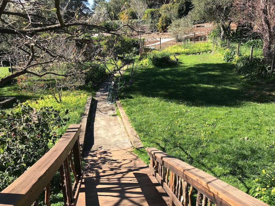 Airbnb Charming in-law retreat w/patio & scenic garden