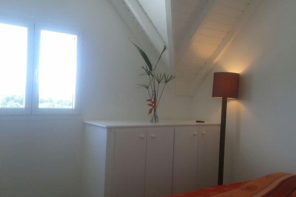 La chambre, très lumineuse, offre un très belle vue sur la mer, Marie Galante, la Dominique et les Saintes
