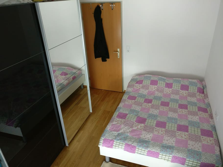 Schlafzimmer mit Bett (140x200cm)