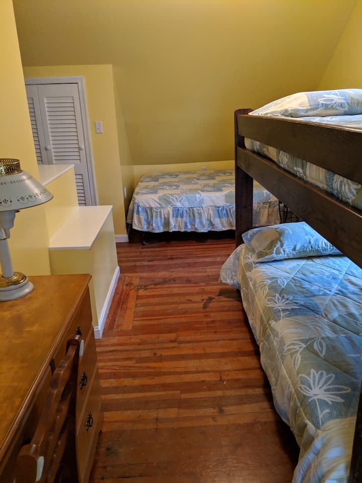 La camera da letto dispone di letti a castello e un letto matrimoniale. Vista sul lungomare.