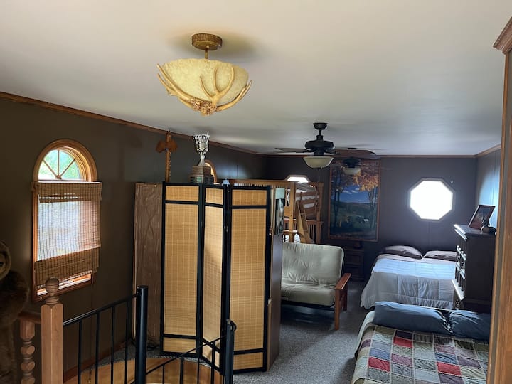 تتسع هذه الغرفة الإضافية في الطابق العلوي لنوم 6 أشخاص - مكان رائع لجميع الأطفال للتسكع معًا أو العديد من البالغين