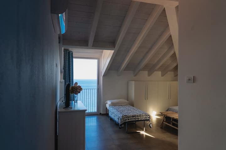 BEDROOM (DOUBLE + SINGLE RECLOSABLE BED)