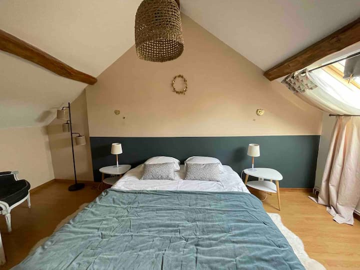 Camera da letto al primo piano, vista piscina e giardino
160 letto
o due 80 letti
Bagno con doccia e servizi igienici collegati