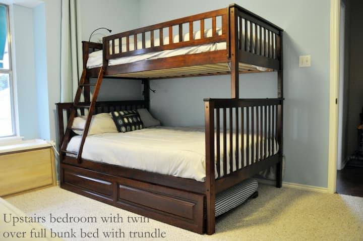 Საბავშვო ოთახი ორადგილიანი სრული ორსართულიანი საწოლებითა და დასაწოლი საწოლით