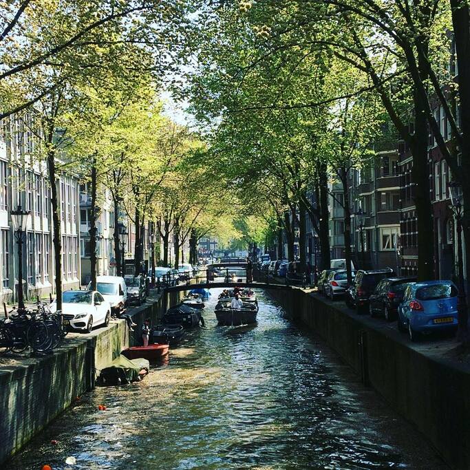 The apartment is located on this beautiful canal in the very central Nieuwmarkt area.