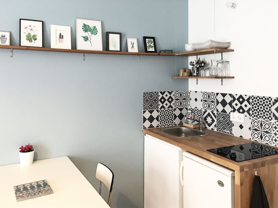Petite cuisine équipée et son mur de cadres