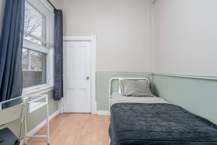 Walking Distance to Parliament Heart of Downtown gallery image 5