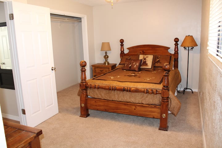 Glavna spavaća soba (bračni krevet)