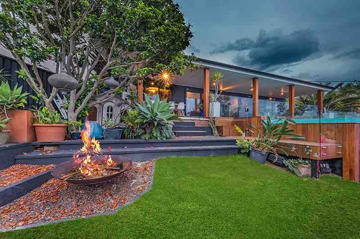 Villa style home w/ heated pool 3min walk to beach gallery image 4