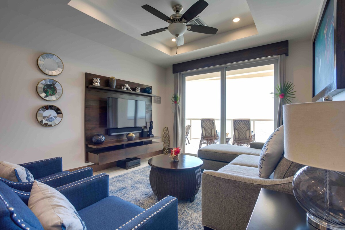 يحتوي كشك التلفزيون على بطاقات ، وخيل ، ومناظير.