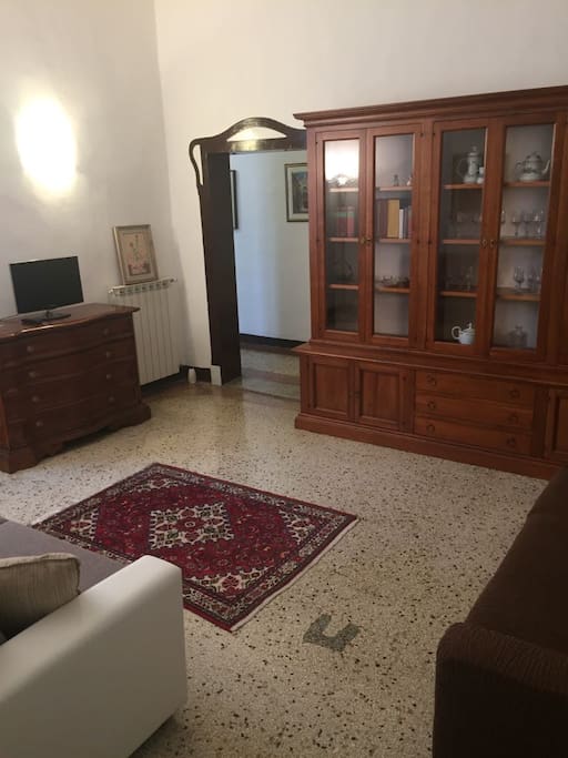 Ampia sala elegante con due comodi divani dove trovare il giusto riposo