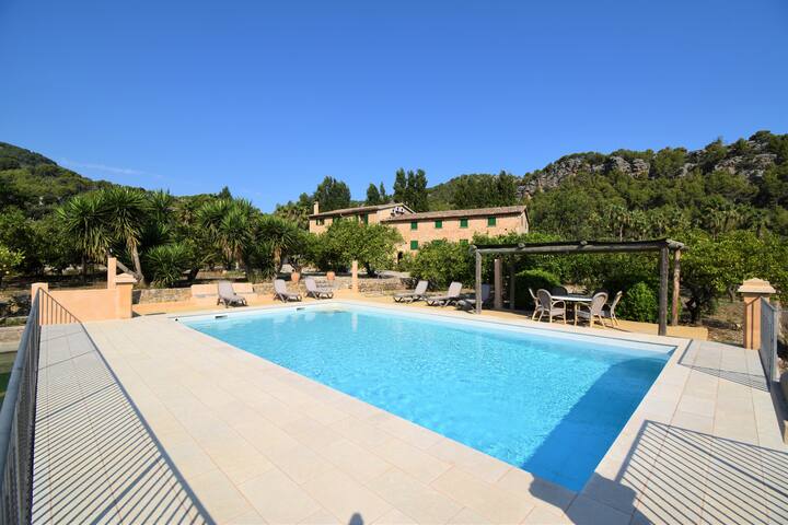 House with spectacular large garden and pool.