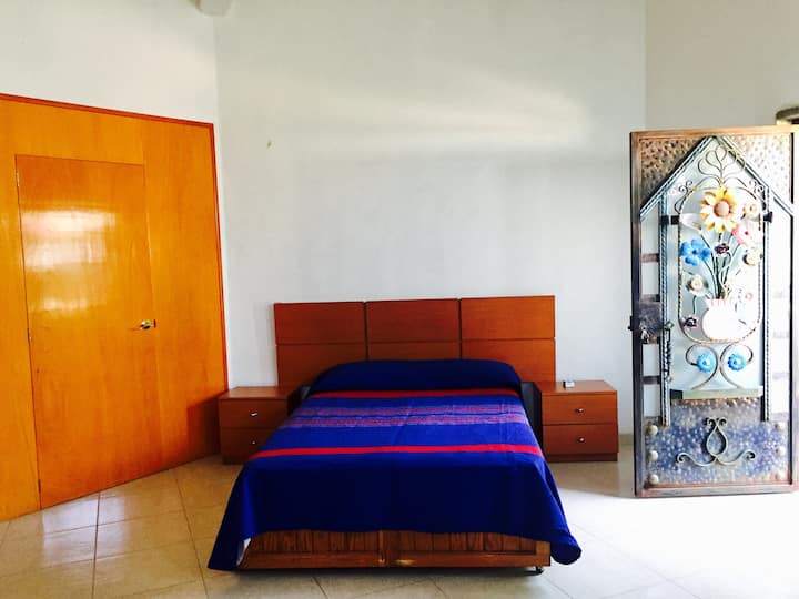 Soba ispod kioska. Do 6. (2 kauča na razvlačenje)