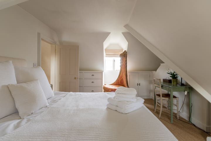 Горна лофт спалня