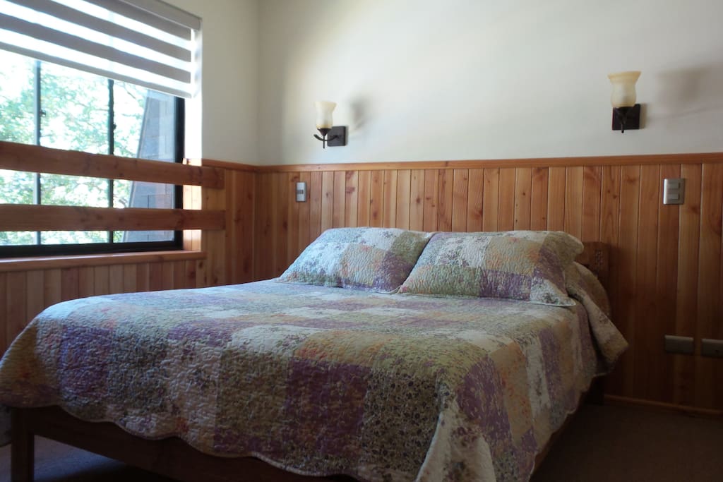 Cama matrimonial, cobertor de verano