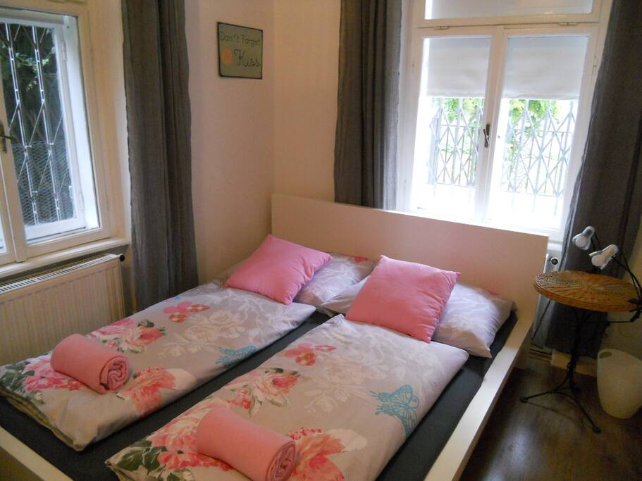 Schlafzimmer 2 - Baumwollwäsche und zwei Fenster