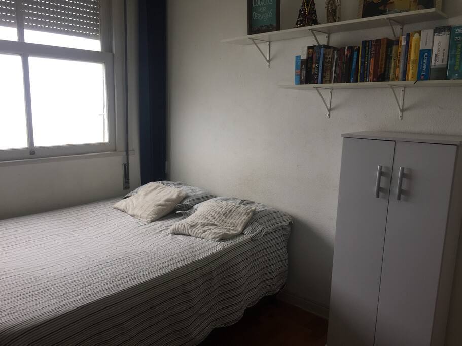 Cama e pequeno armário para os hóspedes