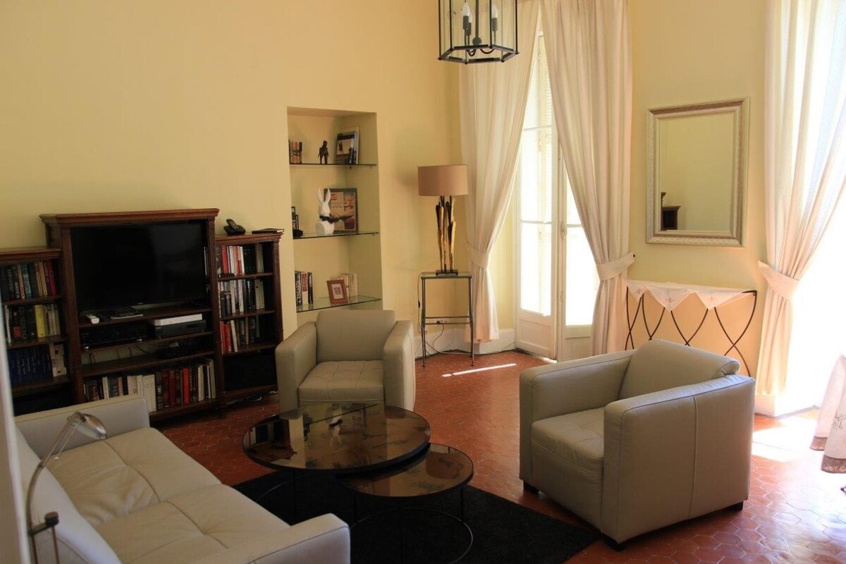 Აღჭურვილი ფართო მისაღები ოთახი და დივანი