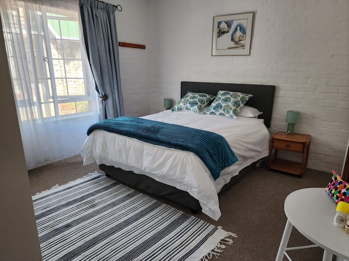 سرير 1 بدش داخلي ومرحاض. الكثير من مساحة الخزانة المدمجة. 