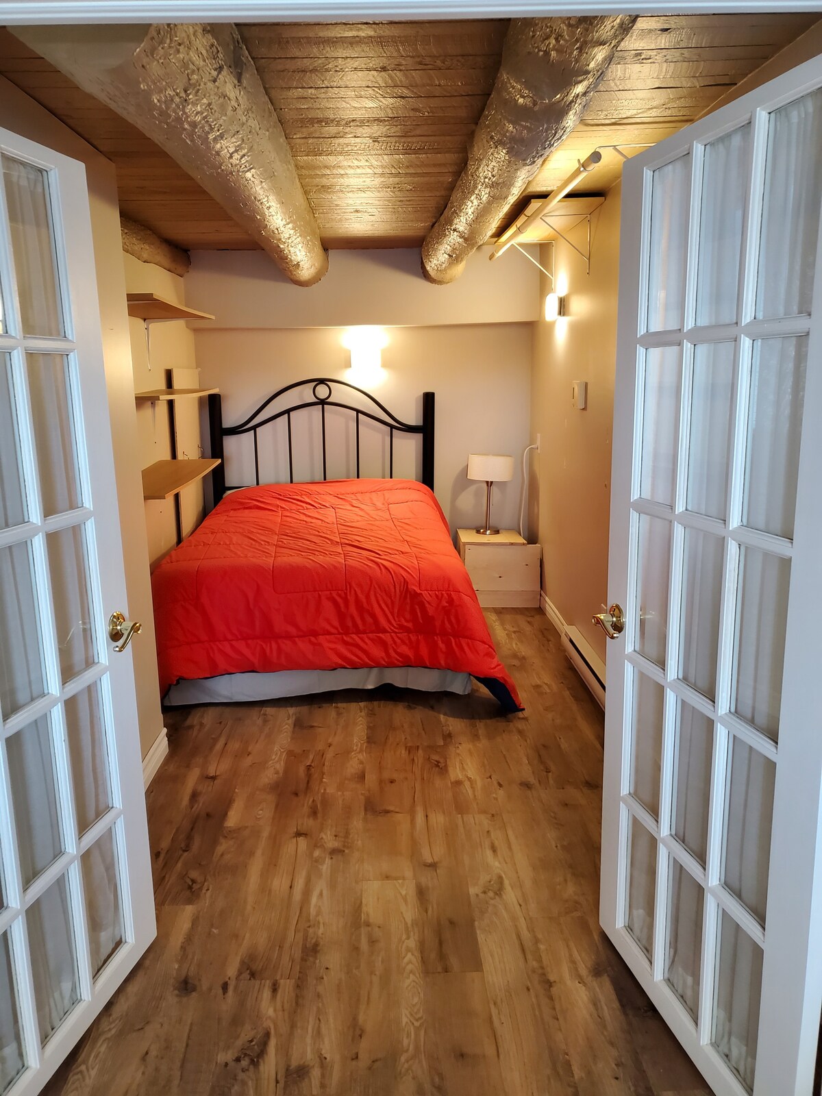 Долен брачен кревет (широк 125 - 149 см