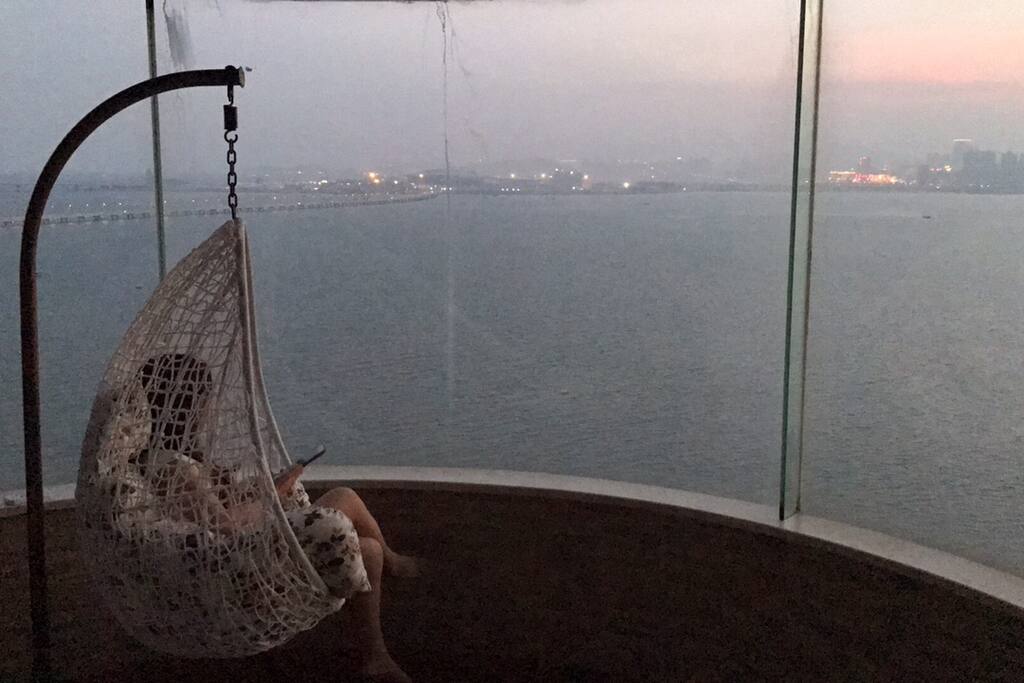 夕阳西下,大海一点点的沉静下来,慢慢的融入夜的黑,坐在这里看海,让自己的心跟着大海一般,变得波澜不惊。