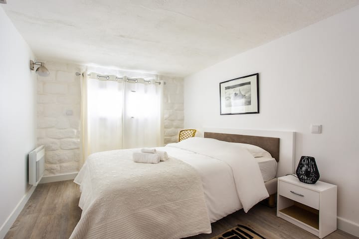 Прва спална соба со гардероба составена од удобен кревет.