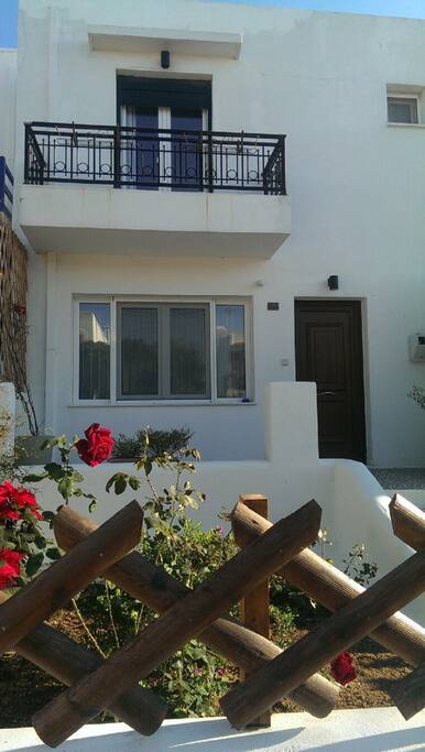 facciata della casa con giardino