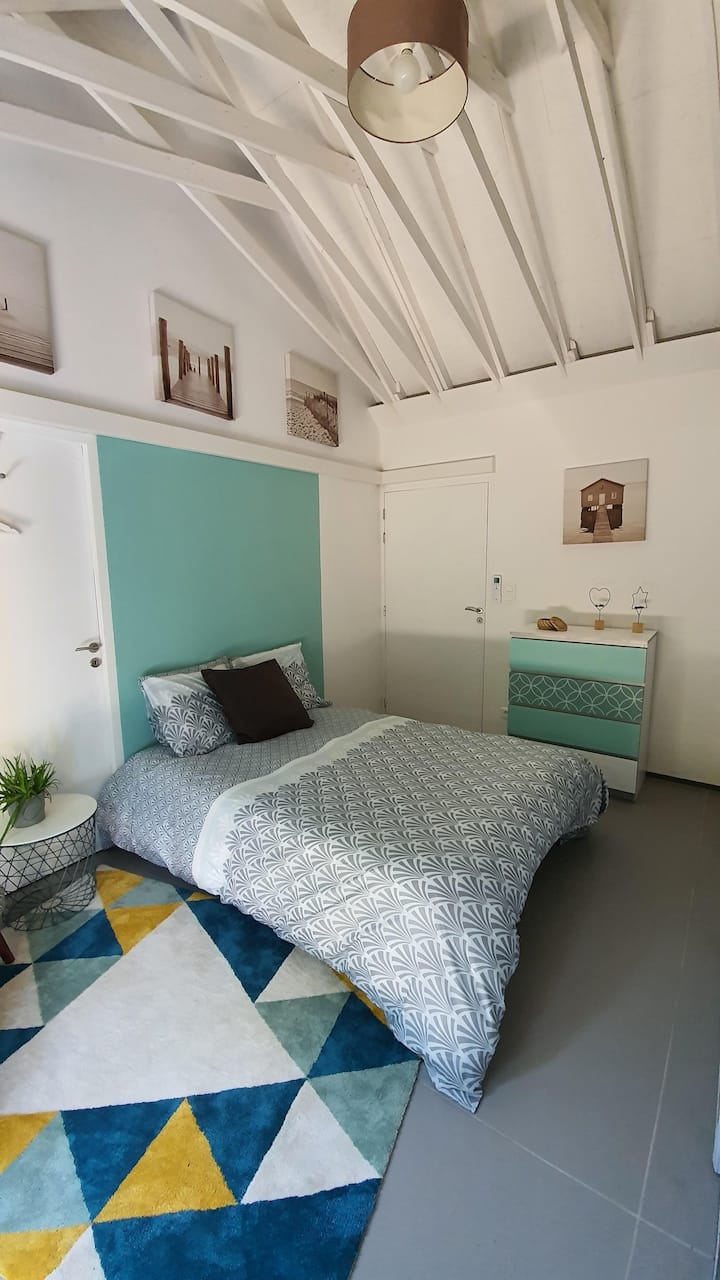 房间非常安静，配有空调，天花板高度不错 