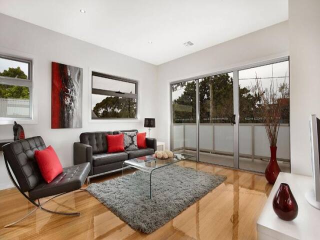 Modern Spacious 3 bedroom Property. gallery image 2