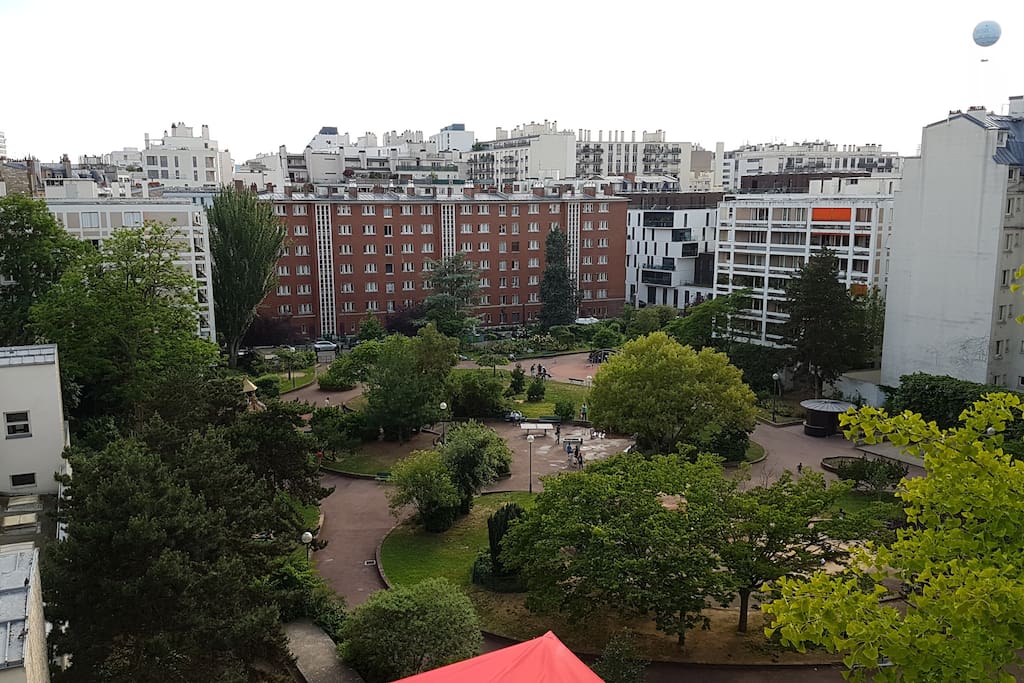 Vue sur le parc depuis la terrasse / View on the park from the terrace