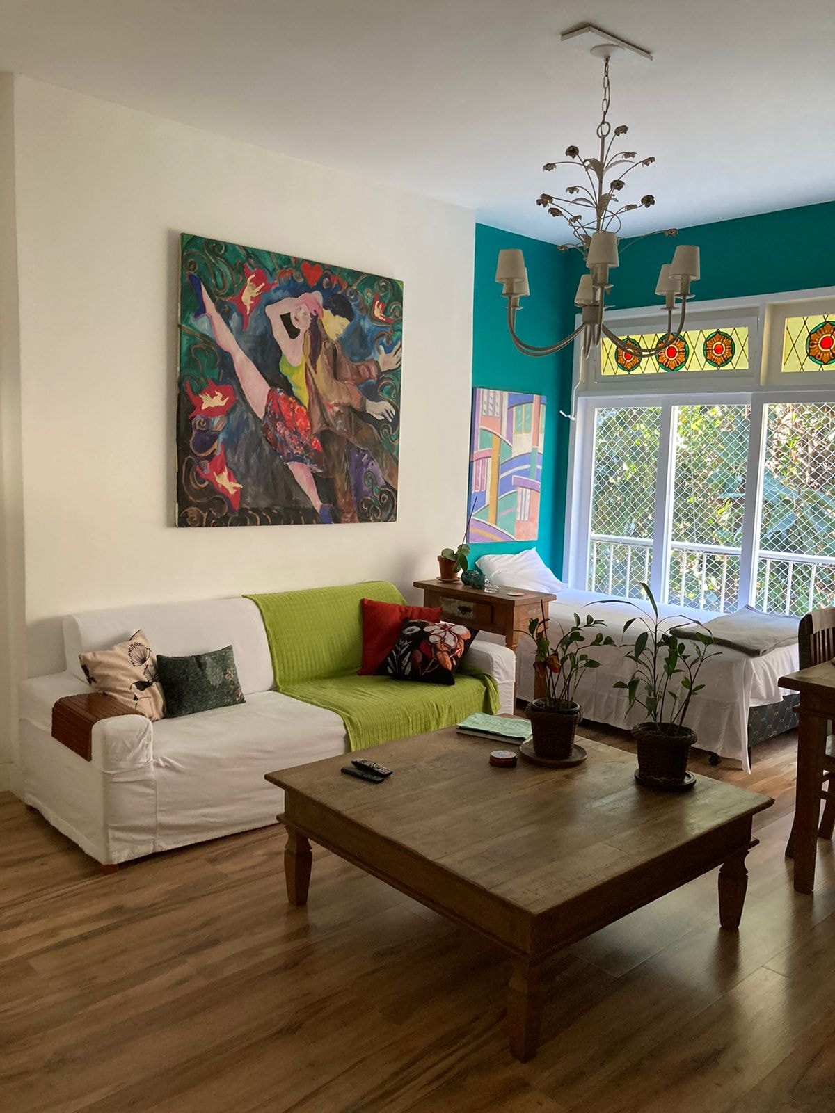 ห้องนั่งเล่นและห้องรับประทานอาหารมีเตียงใกล้หน้าต่างเพื่อชมธรรมชาติอันเขียวชอุ่มของรีโอเดจาเนโร 