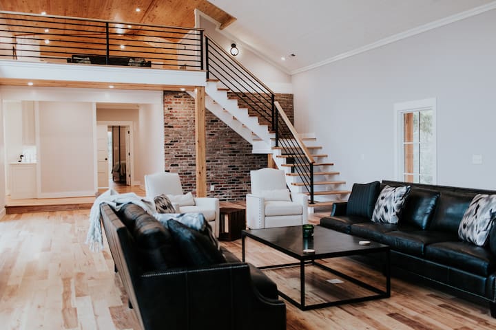 Barn House chic--cozy getaway