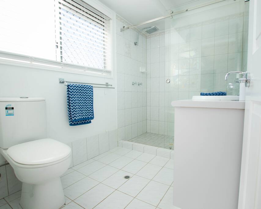 Upstairs ensuite bathroom