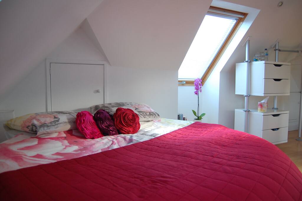 Sleep in the round; Roundbed room with kingsize bed