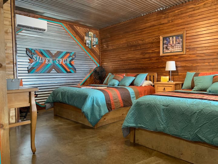 سريران كبيران في كوخ سيلفر سبير في الجاموس الكسلان ، ساوث ويست أوكلاهوما